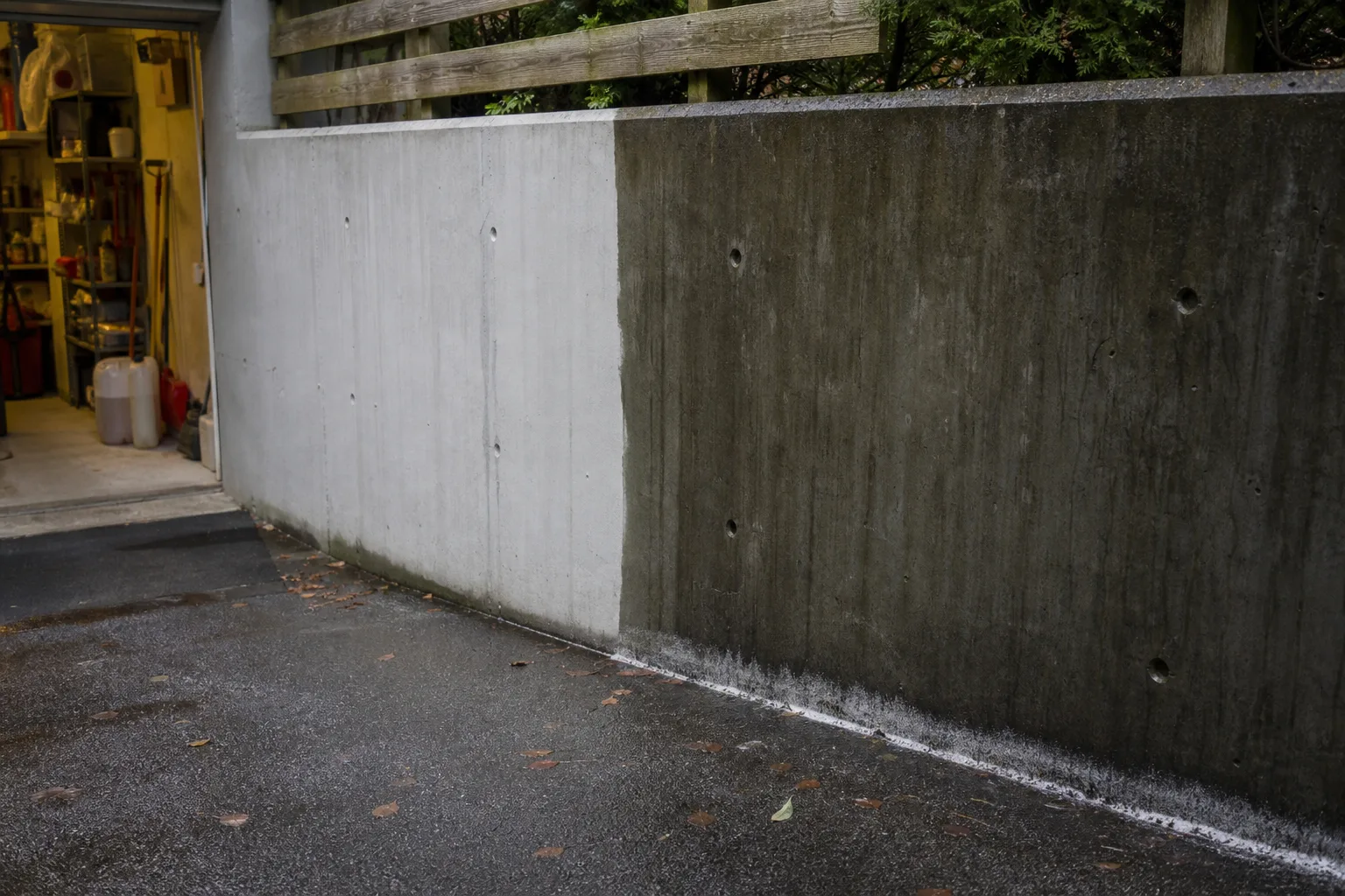 Betongmur med torr behandlad och våt obehandlad halva