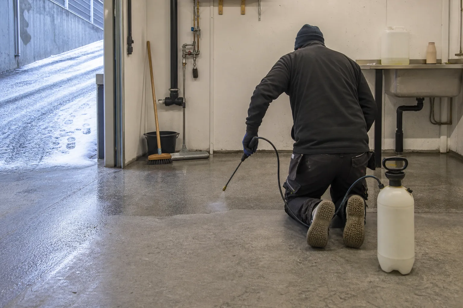 Impregnering sprutas på nytvättat betonggolv